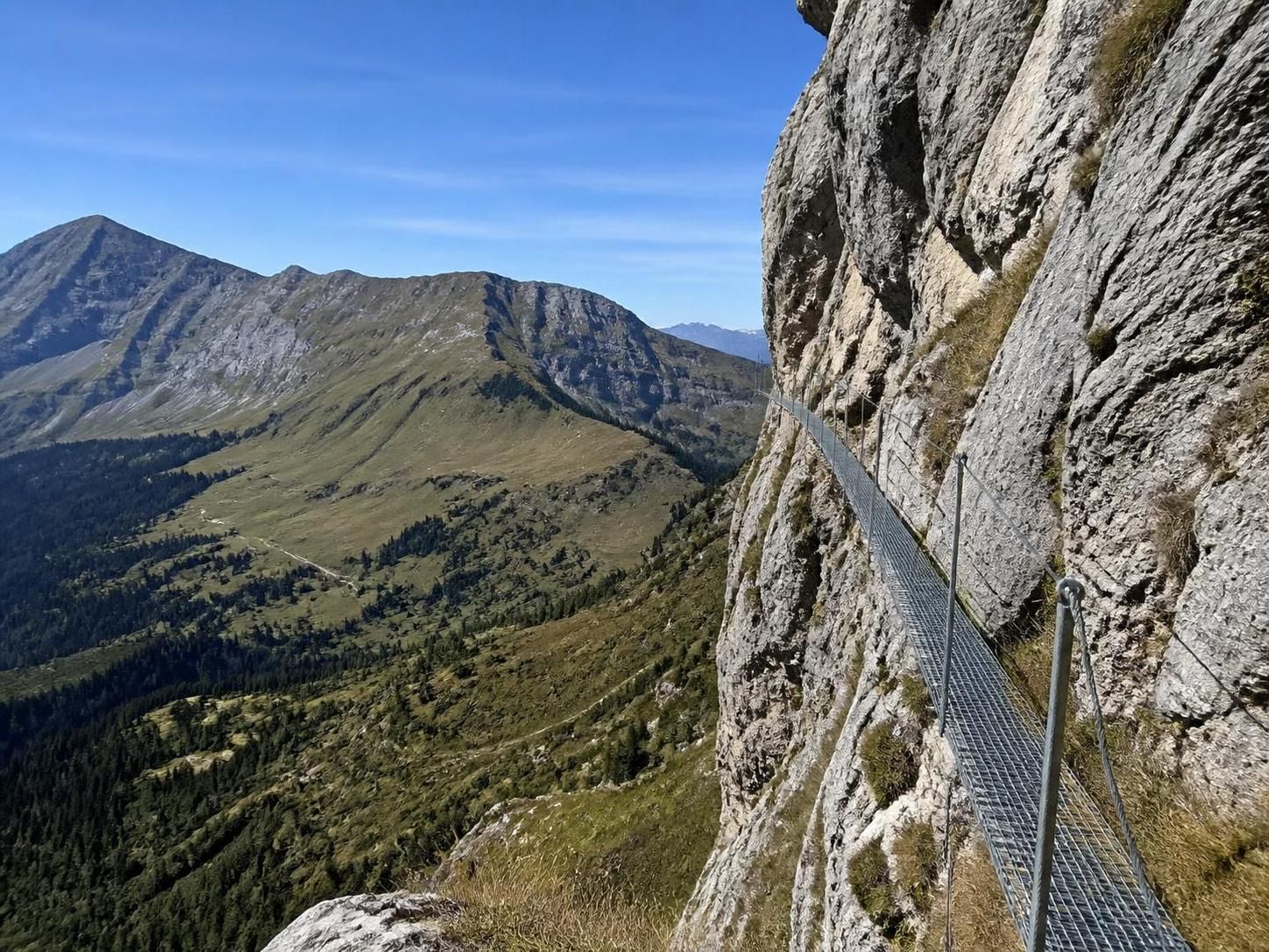 découvrez la via ferrata à la clusaz avec notre guide complet, idéal pour débutants et experts. conseils, équipements et itinéraires pour une aventure en toute sécurité.
