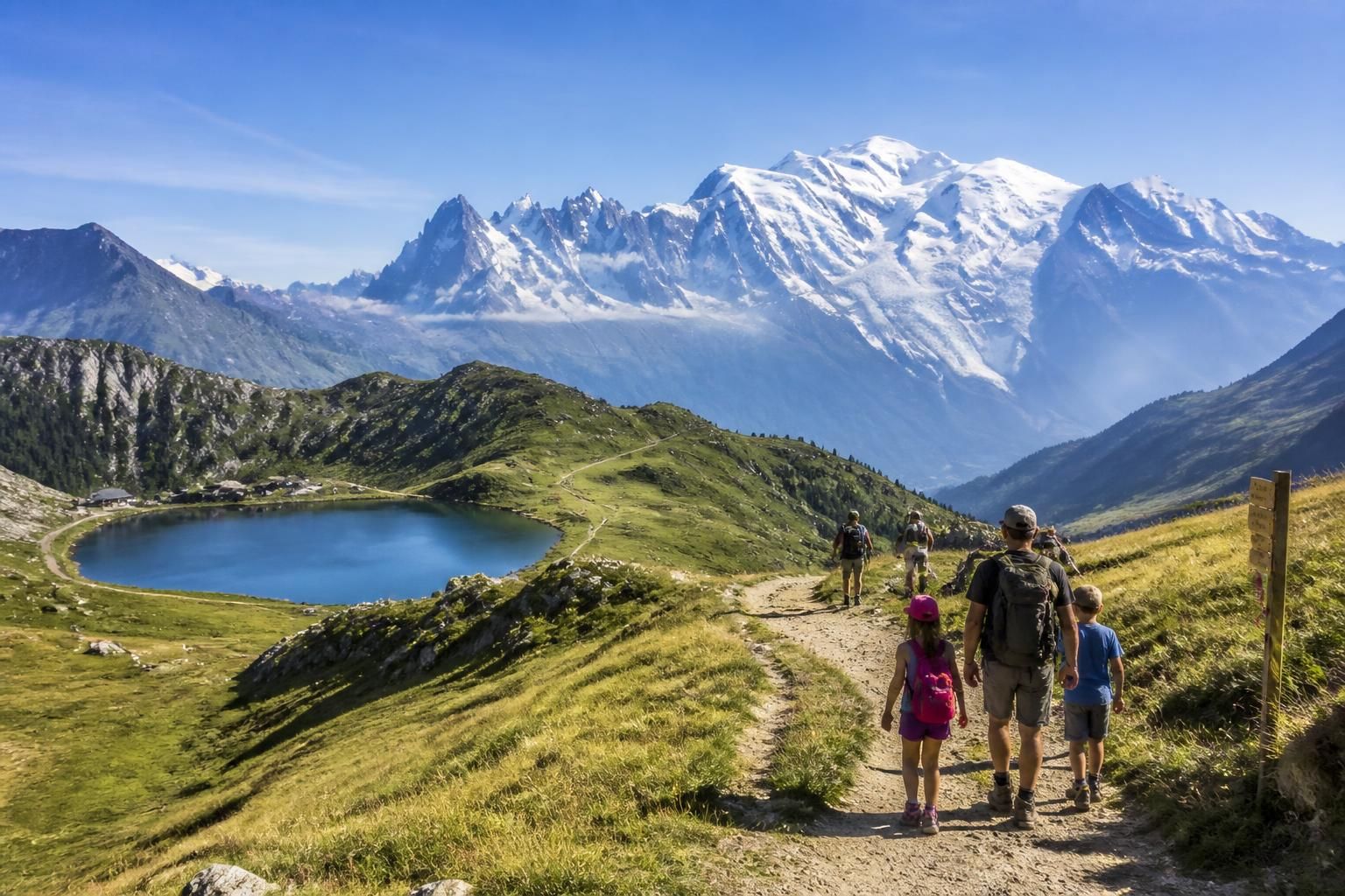 explorez les meilleures randonnées en haute-savoie adaptées à tous les niveaux, des balades faciles aux parcours plus sportifs, pour profiter pleinement des paysages alpins.