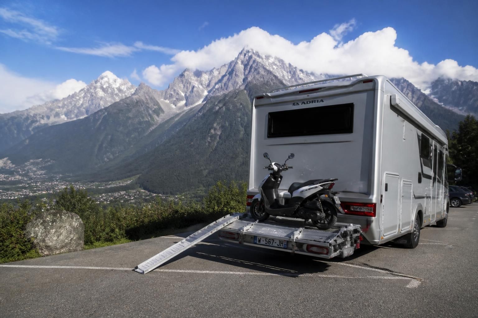 découvrez comment choisir le porte scooter idéal pour votre camping-car afin d'assurer sécurité, praticité et compatibilité avec votre véhicule.