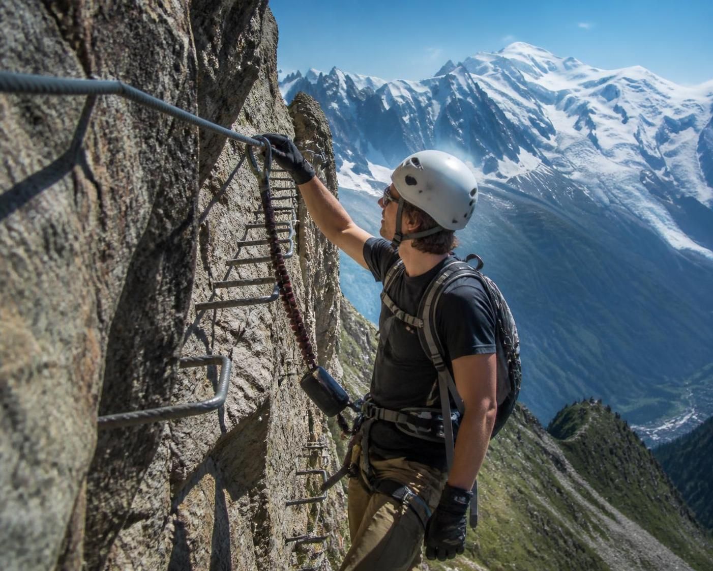 découvrez quel matériel choisir pour pratiquer la via ferrata en toute sécurité et profiter pleinement de cette activité d'escalade accessible à tous.